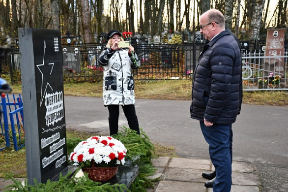 Ивановцы возложили цветы к памятному знаку «Жертвам сталинских репрессий»